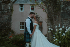 Kiss under the Arch at Aswanley House